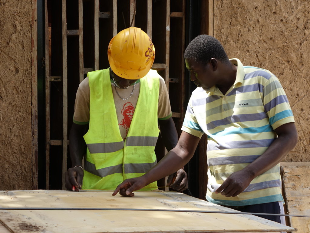 Costruzione sostenibile sacchi terra Africa